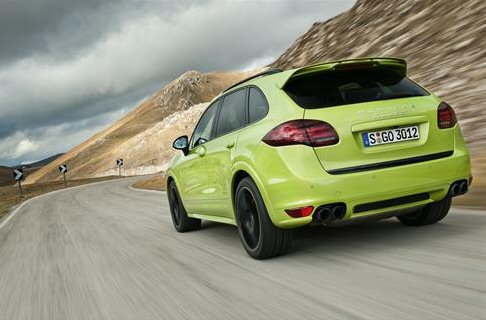 Porsche - Dal punto di vista estetico abbonda la presenza di minigonne, finiture esterne in nero opaco e spoiler anteriore e posteriore, mentre a bordo dominano la scena i sedili avvolgenti in pelle, finiture in cuoio e Alcantara.