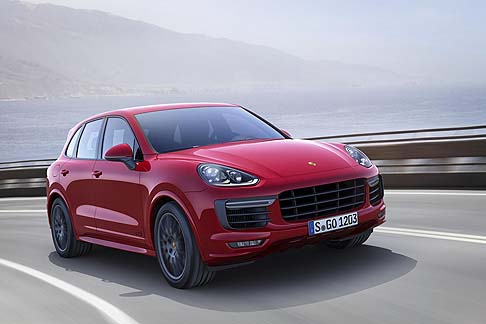 Porsche - Prestazioni straordinarie sono garantite dalla nuova Porsche cayenne GTS, che gi nella sigla anticipa il dna spiccatamente sportivo di queste versioni