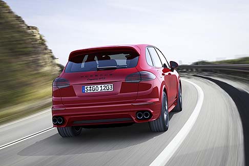 Porsche - La Porsche Cayenne GTS, insieme al restyling della versione base della gamma, debutteranno ufficialmente durante il Los Angeles Auto Show 2014