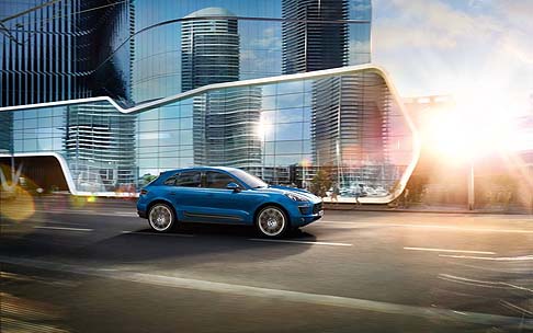Porsche - Il veicolo, che arriver sulle strade italiane a partire da aprile 2014, viene offerto allesclusivo prezzo di listino di 60.000 euro per le versioni S e S diesel. Si sale invece a quota 83.387 euro nella versione Turbo.