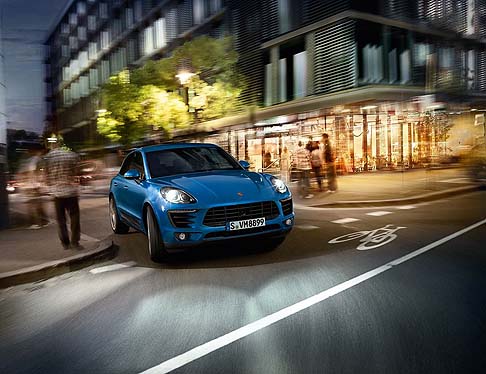 Porsche - Macan si avvale di uno stile che fonde elementi che meglio rappresentano il carattere di modelli come la 911 e la Panamera.