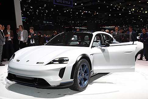 Porsche - Vettura a trazione elettrica in grado di esprimere il dna senza compromessi della gamma. Porsche Mission E Cross Turismo iinterpreta gli standard di prestazioni ed efficienza