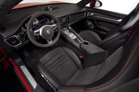 Porsche - La Panamera GTS pu, tuttavia, garantire performance ancora pi aggressive, grazie al pacchetto Sport Chrono.