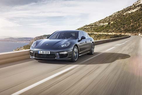 Porsche - Sportiva senza compromessi sia in fatto di design che di prestazioni, la nuova Porsche Panamera Turbo S si appresta a calcare la passerella del Salone di Tokyo, vetrina dOriente del settore automotive