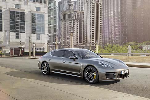 Porsche - La Panamera Turbo S  in grado di accelerare da 0 a 100 km/h in soli 3,8 secondi e di raggiungere la velocit massima di 310 km/h.