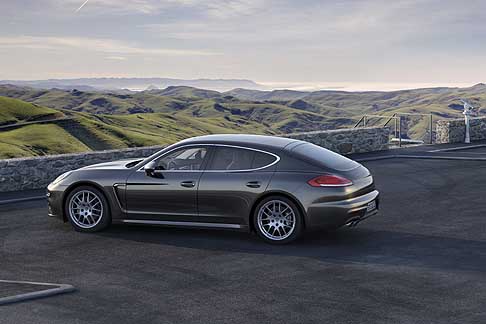 Porsche - Porsche presenta la nuova Panamera 4S fiancata laterale