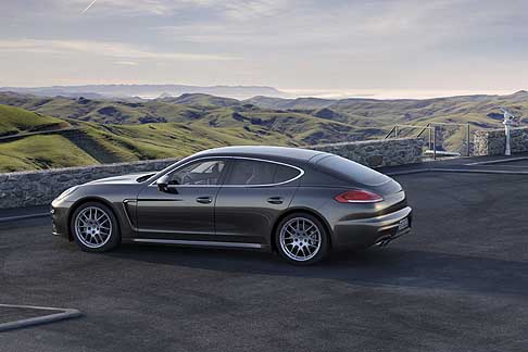 Porsche - Porsche presenta la nuova Panamera 4S fiancata laterale