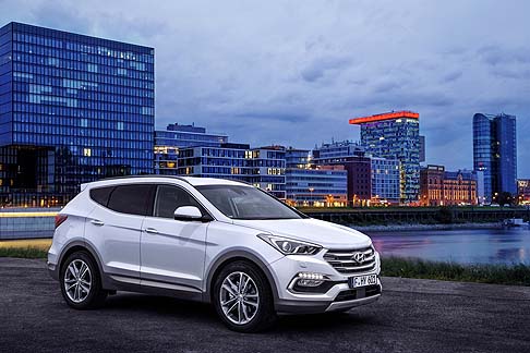 Hyundai - Look rinnovato per la Santa Fe, che offre tanti miglioramenti e nuove caratteristiche di sicurezza e comfort. 