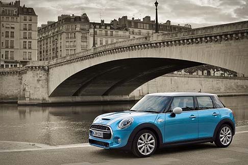 Mini - Al Mondial de lAutomobile 2014 di Parigi la gamma Mini mostra la nuova 5 porte, che amplia ulteriormente il carnet di proposte del marchio britannico. 