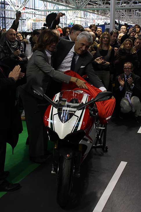 Ducati - Ducati 1199 Panigale con motore Superquadro bicilindrico a L capace di sviluppare una potenza di ben 195 CV al Motor Show 2011