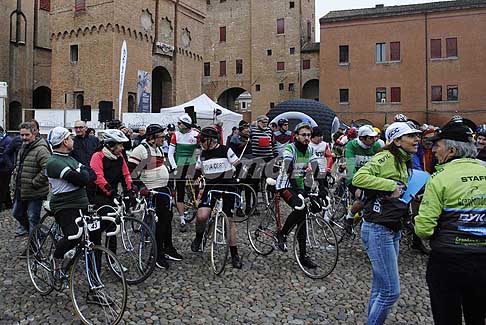 La Furiosa - Prima della partenza La Furiosa a Largo Castello a Ferrara