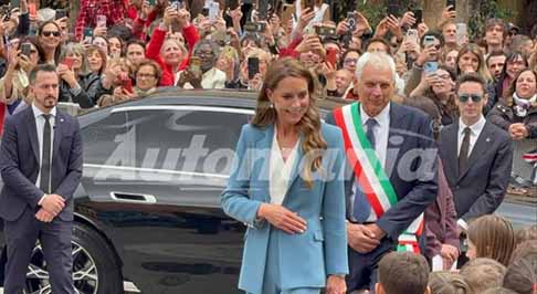 Principessa Kare in Italia - Principessa Kate Middleton in visita a Reggio Emilia, il primo appuntamento ufficiale dopo la malattia. Guarda le foto della Principessa Kate e il Sindaco di Reggio Emilia accolta da un bagno di folla. Guarda la Foto di Automania by Michele Di Sena