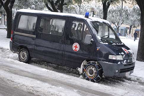 Neve in Puglia - Pulmanino Croce Rossa con catene da neve
