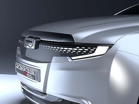 Qoros -  Nella parte anteriore una griglia trapezoidale con cornice cromata, affiancata da potenti fari allo xeno LED e fendinebbia, crea una forte impatto visivo.