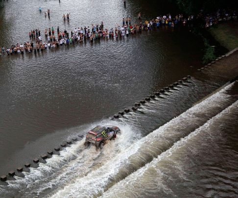 Auto - Dakar 2011 attraversamento di un fiume