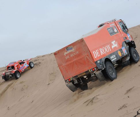 Rally Dakar 2011 - Dakar 2011 con camion e auto che affrontano una duna