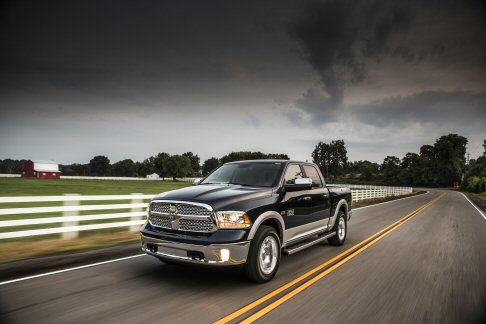 RAM - RAM 1500 offre la nuova trasmissione a 8 velocit, gli esclusivi contenitori di stoccaggio RamBox e un appeal notevolmente migliorato degli interni.