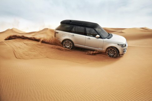 Lan Rover - Oltre alla scocca  stata realizzata una nuova struttura anteriore e posteriore, con telai in alluminio, che comprende sospensioni pneumatiche riprogettate. 