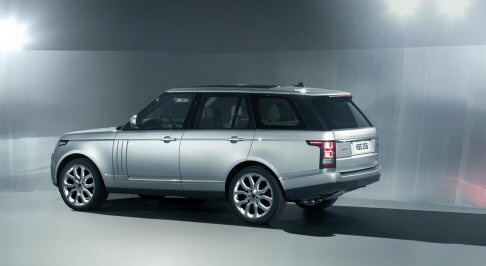 Lan Rover - A bordo, la nuova Range Rover offre ai passeggeri il massimo comfort, garantendo i pi elevati standard di raffinatezza. L ottimizzazione della scocca e il cristallo laminato acustico del parabrezza e dei finestrini ne hanno ridotto la rumorosit.