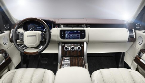 Lan Rover - La nuova Range Rover, potr essere ordinata in seguito al Salone di Parigi, mentre le consegne sono previste da gennaio 2013 e sar disponibile in oltre 160 Paesi. 
