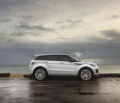 Land Rover - Una nuova funzione dell'Evoque  l'apertura del portellone hands-free, senza dover usare le mani. 