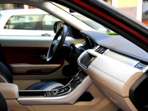 Land Rover - Gli interni spiccano per la presenza di nuovi ed esclusivi sedili di pelle e i rivestimenti dei pannelli delle porte.
