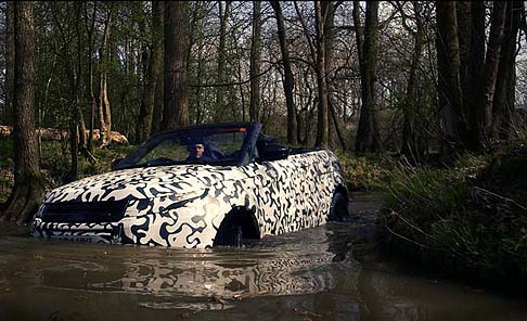 Land Rover - Il primo SUV compatto di lusso convertibile ha svolto negli ultimi giorni la fase finale dei test presso la tenuta di Eastnor Castle nel Regno Unito.