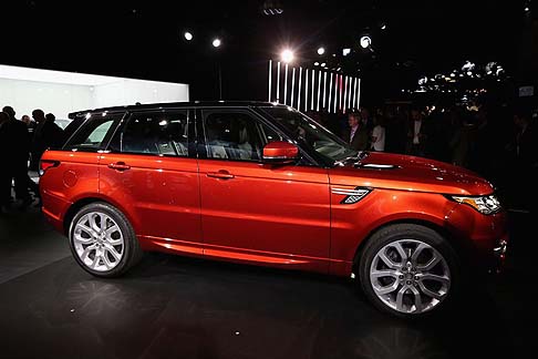 Land Rover - Dal giorno del lancio saranno disponibili quattro motori, due a benzina sovralimentati (il 5.0 litri V8 da 510 CV e il nuovo 3.0 litri V6 da 340 CV) e due diesel (il 3.0 litri TDV6 da 258 CV e lo SDV6 da 292 CV).