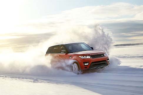 Land Rover - Il nuovo modello introduce un sistema di telecamere digitali che gestisce tre applicazioni di assistenza alla guida mirate a supportare le capacit di attenzione del guidatore.