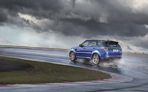 Land Rover - La Range Rover Sport SVR adotta, per la prima volta su una Land Rover, uno scarico attivo a due stadi con valvole a controllo elettronico. 