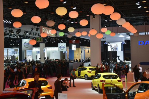 Renault - Nella vetrina di Parigi, il marchio transalpino Renault presenta il rinnovamento della sua gamma avviato con Laurens van den Acker. 