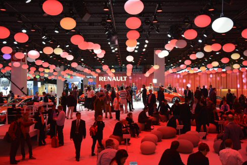 Renault - In uno stand dove dominano i colori, si scoprono la nuova Renault Clio e Renault ZOE, i due modelli pi rappresentativi del nuovo corso stilistico.