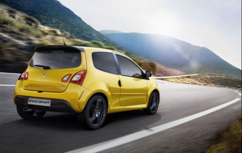 Renault - Nella zona posteriore compare un inedito spoiler, mentre nello scudo si trova un estrattore specifico, con prese aerodinamiche sui passaruota.