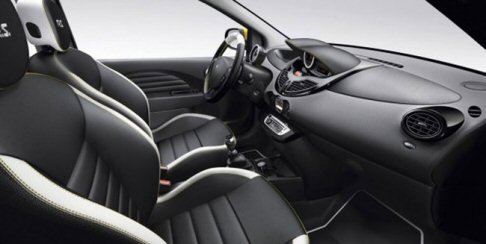Renault - Disponibile, su richiesta, il Pack Design Grigio Scuro che propone elementi decorativi nelle tonalit� Grigio/Dark Metal Freddo e cromati insieme ai cerchi in lega Emotion da 16 pollici, con la sigla R.S. collocata al centro.
