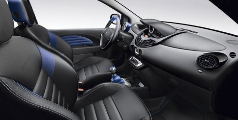 Renault - Troviamo a bordo i cerchi neri diamantati da 17 pollici, i rivestimenti in pelle, gli ambienti interni proposti nella nuova tonalit� grigia accanto alla consueta blu, e il climatizzatore automatico. 