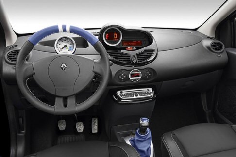 Renault - La carrozzeria sfoggia le tipiche fasce bianche Gordini, abbinate ai colori Blu Malta, Bianco Ghiaccio, Nero Nacr� e Rosso Vivo.