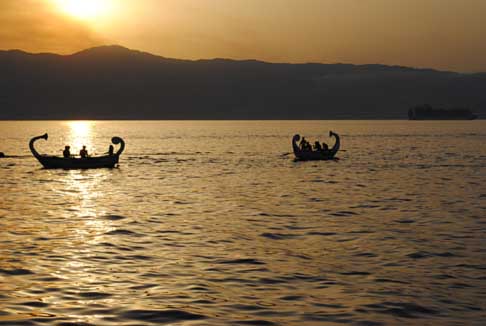 Reggio Calabria - Regata del Mediterraneo sulla destra limbarcazione della Regione Molise qualificata in 5^ posizione