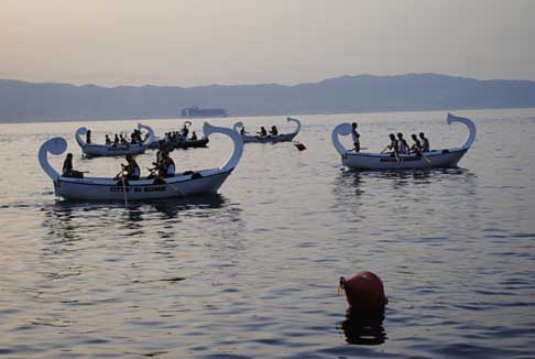 Reggio Calabria - Regata del Mediterraneo finale gara, traguardo con in primo piano la Citt di Roma che ha vinto nla competizione