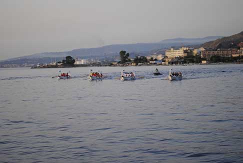 Reggio Calabria - Regata del Mediterraneo le barche in gara sullo stretto a met percorso