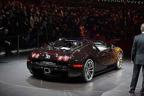 Bentley - LaBugatti Veyron Grand Sport Venet si caratterizza per una livrea bicolore, arancione allanteriore e marrone al posteriore. Anche i cerchi in lega riprendono questa doppia colorazione. 
