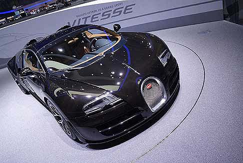 Bentley - I riflettori sono puntati su due versioni della Bugatti Grand Sport Vitesse, che con i suoi 1200 CV  la roadster pi potente di tutti i tempi, e sulla Veyron 16.4 Grand Sport, dal corpo in carbonio, offerta in due combinazioni di colore di tono. 