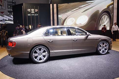 Bentley - La Flying Spur  alimentata dal noto W12 biturbo da 6 litri di Bentley, abbinato a una trasmissione ZF a otto rapporti, in grado di erogare ben 625 CV e 800 Nm di coppia.