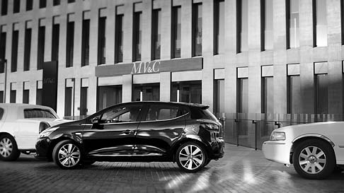 Renault -  Tre sono le tinte disponibili al lancio: Bianco ghiaccio, Grigio cassiopea e Nero toil.