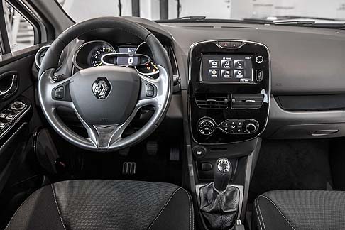 Renault - Limpronta di stile della Clio Costume Natonal  ispirata al colore grigio del logo Costume National ed alla trama di un innovativo pellame laminato ad effetto tridimensionale tipico della maison.