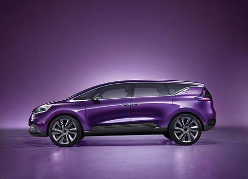Renault - La carrozzeria adotta la tinta Amthyste, un colore che passa dal nero metallizzato profondo al viola prugna luminoso, in funzione della luce. Nel frontale spiccano, inoltre, i gruppi ottici con tecnologia full LED. 