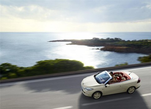 Renault - Il punto di partenza  il modello di serie Renault Megane Coup cabriolet opportunamente rivisitato per offrire una nuova caratterizzazione estetica. 