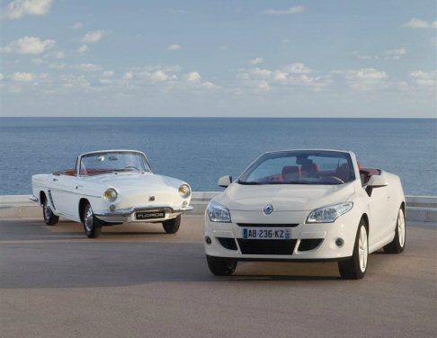 Renault - La carrozzeria  proposta nella elegante tonalit avorio, mente gli interni si distinguono per labbinamento in contrasto rosso e avorio. 