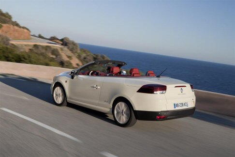 Renault - Nel pack di dotazioni estetiche spiccano i cerchi Sari in alluminio da 17 pollici diamantati, in tinta avorio, ed un elegante tetto panoramico in vetro nero. 