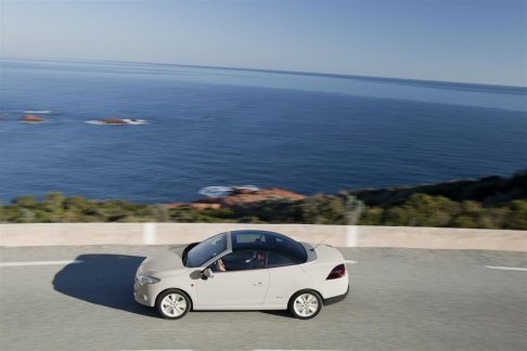 Renault - Renault Mgane CC Floride propone il logo Floride applicato sul parafango anteriore, che presenta una grafica in stile retr.