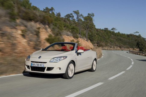 Renault - Ogni esemplare sar contrassegnato da una placca numerata posta sulla console centrale.